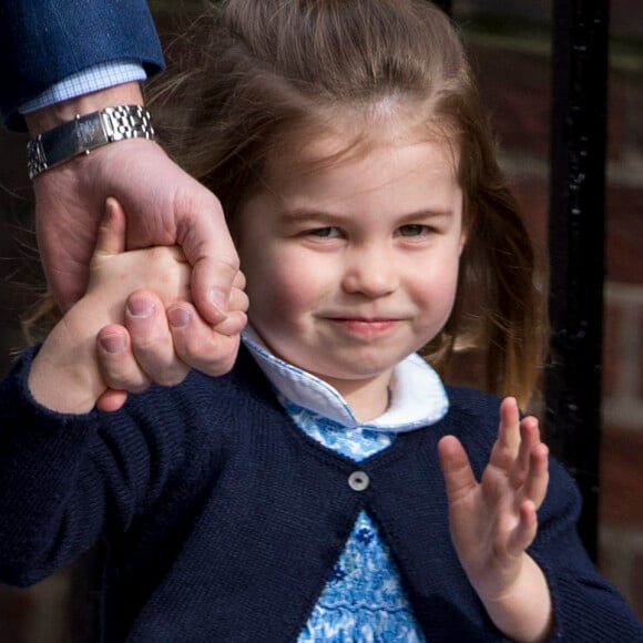 Elle est en première place
Info - La princesse Charlotte de Cambridge fête ses 5 ans - Le prince William, duc de Cambridge arrive avec ses enfants le prince George de Cambridge et la princesse Charlotte de Cambridge à l'hôpital St Marys après que sa femme Catherine (Kate) Middleton, duchesse de Cambridge ait donné naissance à leur troisième enfant à Londres le 23 avril 2018. 