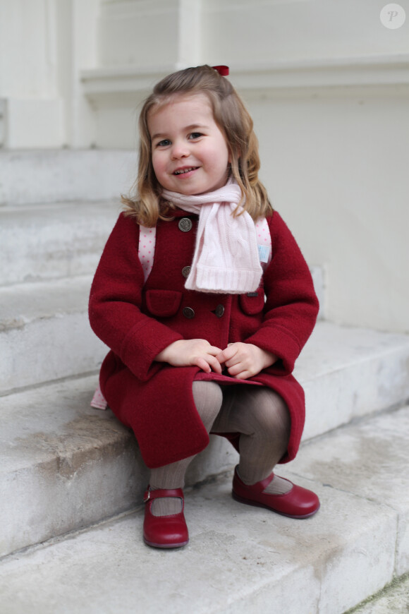 Info - La princesse Charlotte de Cambridge fête ses 5 ans - Photographie officielle de la princesse Charlotte de Cambridge, prise par sa mère, la duchesse de Cambridge, au palais Kensington, juste avant sa rentrée à la crèche Willcocks 