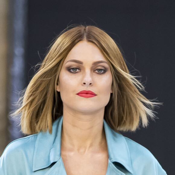 Elle prouve donc qu'elle ne baisse pas les bras et suit comme il faut son traitement pour s'en sortir. 
Caroline Receveur - Défilé L'Oréal Paris 2019 à la Monnaie de Paris le 28 Septembre 2019 pendant la fashion week. © Olivier Borde / Bestimage