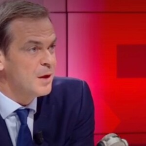 Olivier Véran, l'actuel porte-parole du gouvernement face à Apolline de Malherbe sur le plateau de BFMTV dans l'émission "Face à face".