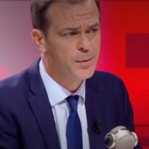 Olivier Véran, l'actuel porte-parole du gouvernement face à Apolline de Malherbe sur le plateau de BFMTV dans l'émission "Face à face".