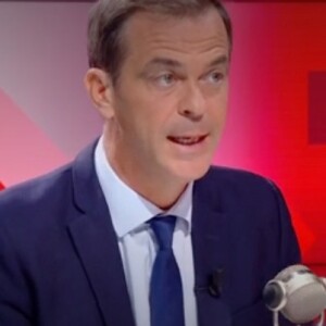 Olivier Véran, l'actuel porte-parole du gouvernement face à Apolline de Malherbe sur le plateau de BFMTV dans l'émission "Face à face".