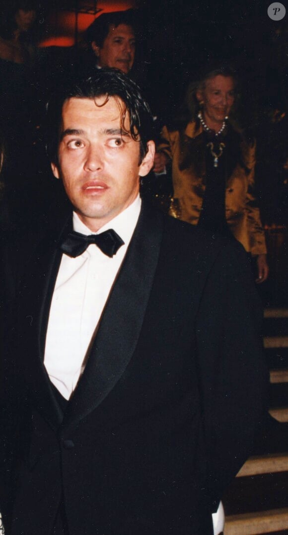 Le photographe Eric Adjani, père de Zoé, est décédé en 2010. "Il était un homme absolument charmant, irrésistible. Beau comme un ange... abîmé", confiait Isabelle Adjani dans "Vogue" en 2014
Eric Adjani lors du lancement du parfum Poème de Lancôme en 1995