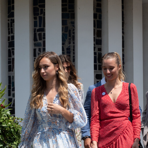 David Hallyday avec sa femme Alexandra et ses filles Emma et Ilona - Mariage de Laura Smet et Raphaël Lancrey-Javal à l'église Notre-Dame des Flots au Cap-Ferret le jour de l'anniversaire de son père Johnny Hallyday le 15 juin 2019.