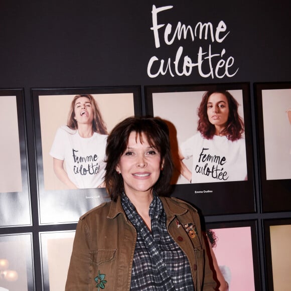 Exclusif - Tina Kieffer - Dîner des "Femmes Culottées" Etam au Musée de la Monnaie à Paris le 22 mars 2022. Avec "Femmes culottées", Etam a décidé de mettre à l'honneur 52 femmes dans une série de photos de S. Sieff. Soutenant le réseau associatif Solidarité Femmes, le projet mêlera des noms connus et des personnalités de l'ombre à l'histoire inspirante. Cette initiative sur le long court est menée main dans la main avec Solidarité Femmes, réseau de 73 associations qui luttent contre les violences faites aux femmes et le 3919, le numéro d'aide aux femmes victimes de violences. Toutes les participantes arborent d'ailleurs un t-shirt blanc sur lequel on peut lire Femme Culottée. La pièce est disponible à l'achat en ligne ou en magasin pour 19,99 euros. L'intégralité des bénéfices de ce dernier ira au réseau associatif, un moyen pour la marque de marquer son engagement. © Rachid Bellak/Bestimage 