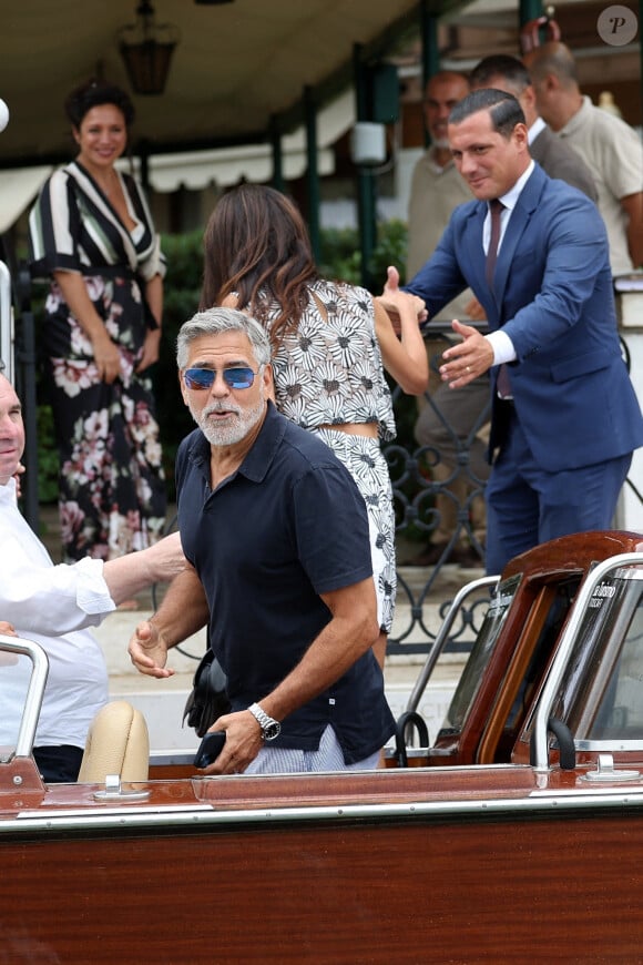 George Clooney et sa femme Amal Alamuddin à destination de l'hôtel Belmond Cipriani en bateau depuis leur arrivée par vol privé à Venise, Italie, le 29 août 2023. 