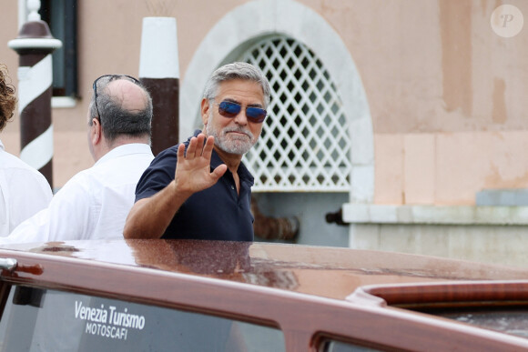 George Clooney et sa femme Amal Alamuddin à destination de l'hôtel Belmond Cipriani en bateau depuis leur arrivée par vol privé à Venise, Italie, le 29 août 2023. 