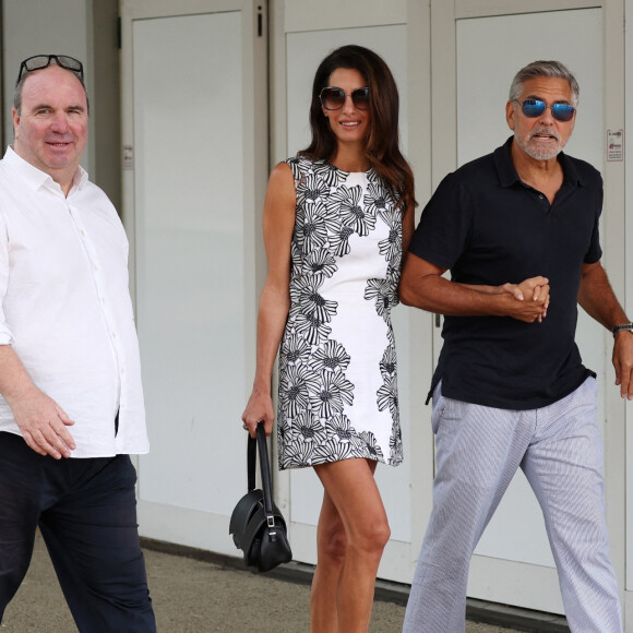 George Clooney et sa femme Amal Alamuddin à destination de l'hôtel Belmond Cipriani en bateau depuis leur arrivée par vol privé à Venise, Italie, le 29 août 2023. 