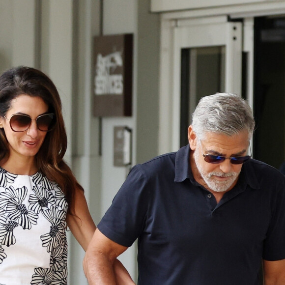 George Clooney et sa femme Amal Alamuddin à destination de l'hôtel Belmond Cipriani en bateau depuis leur arrivée par vol privé à Venise, Italie, le 29 août 2023.