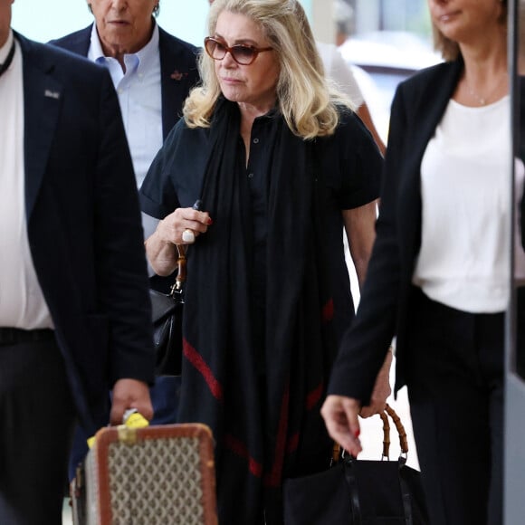 Catherine Deneuve arrive à l'aéroport de Venise-Marco Polo, la veille de l'ouverture du 80ème Festival International du Film de Venise, La Mostra, à Venise, Italie, le 29 aout 2023. 