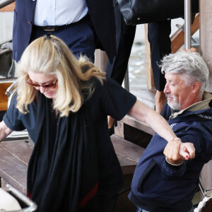 La célèbre actrice francaise sera récompensée d'un Lion d'or d'honneur pour sa carrière.
Catherine Deneuve arrive à l'aéroport de Venise-Marco Polo, la veille de l'ouverture du 80ème Festival International du Film de Venise, La Mostra, à Venise, Italie, le 29 ao^t 2023. 