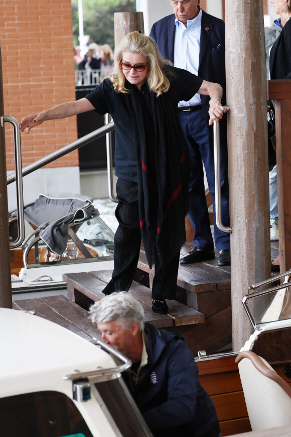 Catherine Deneuve arrive à l'aéroport de Venise-Marco Polo, la veille de l'ouverture du 80ème Festival International du Film de Venise, La Mostra, à Venise, Italie, le 29 ao^t 2023. 