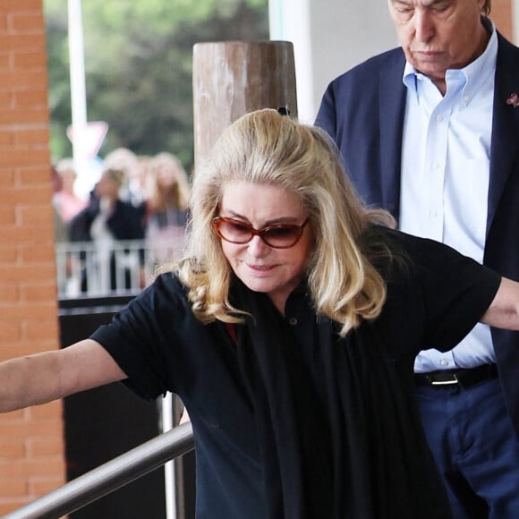 Catherine Deneuve arrive à l'aéroport de Venise-Marco Polo, la veille de l'ouverture du 80ème Festival International du Film de Venise, La Mostra, à Venise, Italie, le 29 ao^t 2023. 