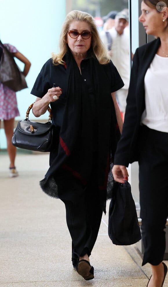 Catherine Deneuve arrive à l'aéroport de Venise-Marco Polo, la veille de l'ouverture du 80ème Festival International du Film de Venise, La Mostra, à Venise, Italie, le 29 aout 2023. 
