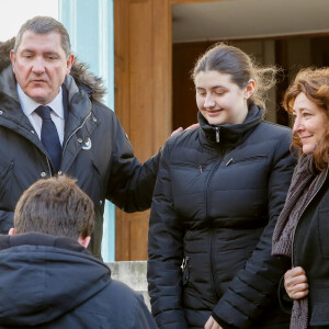 Deux femmes discrètes, toutefois apercues en 2015 aux obsèques du père d'Yves Clavi.
Exclusif - Yves Calvi, sa femme Valérie Lefèvre et leur fille - Obsèques de Gérard Calvi (de son vrai nom Grégoire Élie Krettly) en l'église Saint-Roch à Paris, le 27 février 2015 