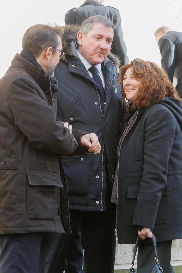 Exclusif - Yves Calvi et sa femme Valérie Lefèvre - Obsèques de Gérard Calvi (de son vrai nom Grégoire Élie Krettly) en l'église Saint-Roch à Paris, le 27 février 2015 