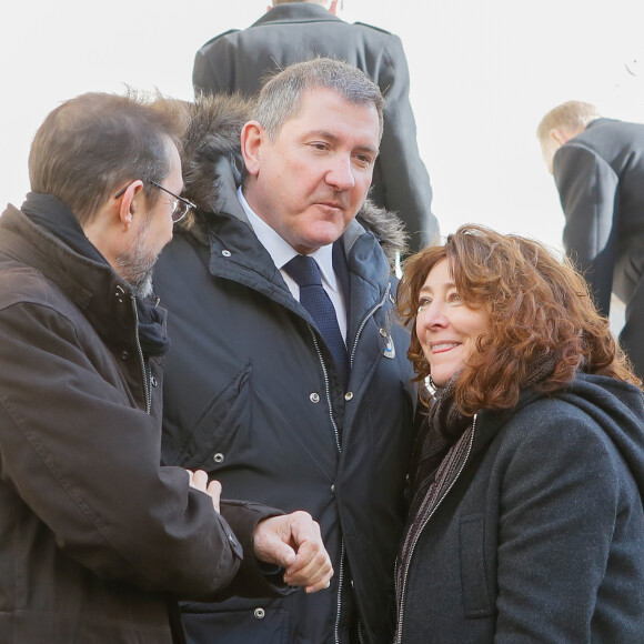 Exclusif - Yves Calvi et sa femme Valérie Lefèvre - Obsèques de Gérard Calvi (de son vrai nom Grégoire Élie Krettly) en l'église Saint-Roch à Paris, le 27 février 2015 