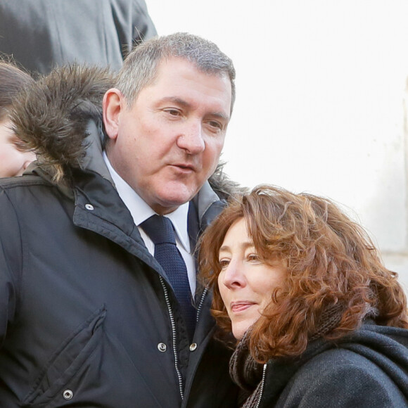 Exclusif - Yves Calvi et sa femme Valérie Lefèvre - Obsèques de Gérard Calvi (de son vrai nom Grégoire Élie Krettly) en l'église Saint-Roch à Paris, le 27 février 2015 