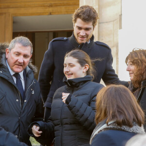 Un trio très soudé ce jour-là, déterminé à garder le sourire malgré cette triste disparition.
Exclusif - Yves Calvi, sa femme Valérie Lefèvre et leur fille - Obsèques de Gérard Calvi (de son vrai nom Grégoire Élie Krettly) en l'église Saint-Roch à Paris, le 27 février 2015 