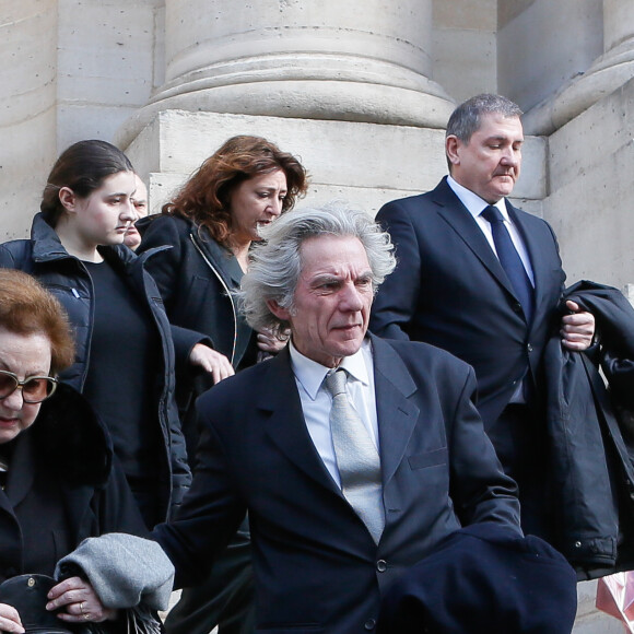 Exclusif - Yves Calvi, sa femme Valérie Lefèvre et leur file, Jean-François Krettly, Ariel Krettly Calvi - Obsèques de Gérard Calvi (de son vrai nom Grégoire Élie Krettly) en l'église Saint-Roch à Paris, le 27 février 2015 