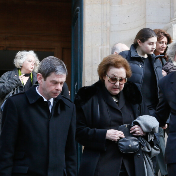 Exclusif - Yves Calvi, sa femme Valérie Lefèvre et leur file, Jean-François Krettly, Ariel Krettly Calvi - Obsèques de Gérard Calvi (de son vrai nom Grégoire Élie Krettly) en l'église Saint-Roch à Paris, le 27 février 2015 