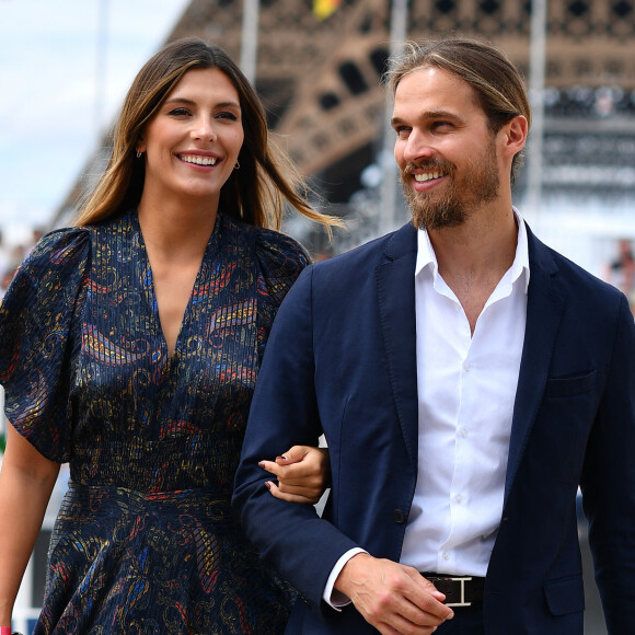 Camille Cerf, miss France 2015 et ambassadrice LPEJ 2022 et son compagnon Théo Fleury - Reconnaissance des invités people du prix Saint Laurent Eiffel Challenge lors du "Longines Paris Eiffel Jumping" au Champ de Mars à Paris le 26 juin 2022 © Gorassini / Perusseau / Tribeca / Bestimage 