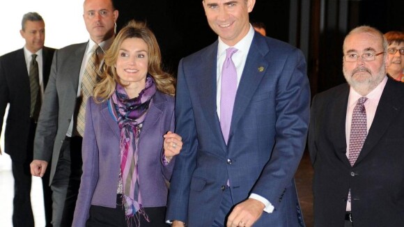 Letizia d'Espagne, magnifique en violet dégaine son plus bel accessoire... son époux !