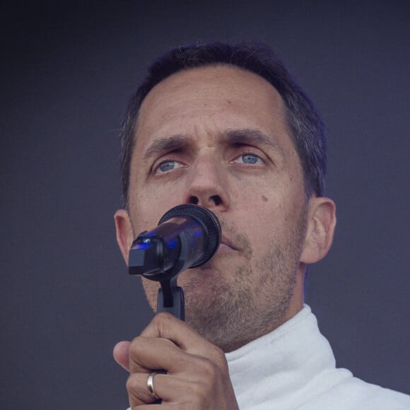 La justice a débouté celui qui avait tenu des propos polémiques envers la chanteuse Hoshi de toutes ses demandes
Le chanteur Fabien Marsaud dit Grand Corps Malade sur la scène du festival du Printemps de Pirogues à la Plaine de l'Ain à Saint-Vulbas (01), France le 01/07/2022. © Sandrine Thesillat / Panoramic / Bestimage