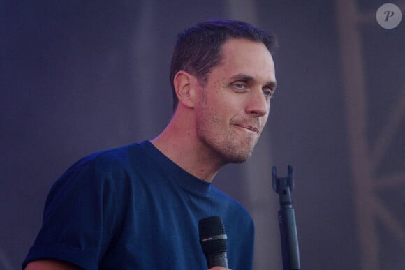 Le chanteur Fabien Marsaud dit Grand Corps Malade sur la scène du festival du Printemps de Pirogues à la Plaine de l'Ain à Saint-Vulbas (01), France le 01/07/2022. © Sandrine Thesillat / Panoramic / Bestimage