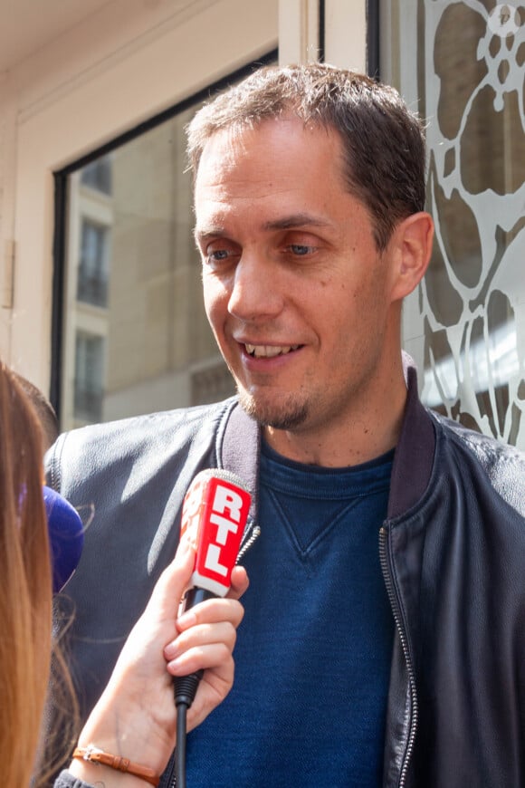 Fabien Marsaud dit Grand Corps Malade au dévoilement d'une plaque en hommage à Charles Aznavour. La mairie de Paris dévoile une plaque en l'honneur de Charles Aznavour au 36 rue Monsieur le Prince (6e), où l'artiste a grandi. Paris le 21 Mai 2019 