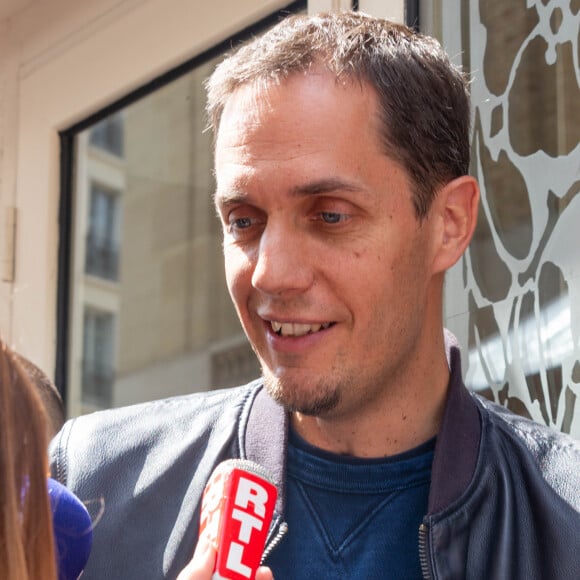 Fabien Marsaud dit Grand Corps Malade au dévoilement d'une plaque en hommage à Charles Aznavour. La mairie de Paris dévoile une plaque en l'honneur de Charles Aznavour au 36 rue Monsieur le Prince (6e), où l'artiste a grandi. Paris le 21 Mai 2019 