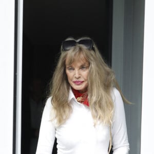 Un mari avec qui elle n'a jamais eu d'enfants.
Exclusif - Arielle Dombasle à la sortie des studios de RTL à Paris, France, le 28 août 2023.