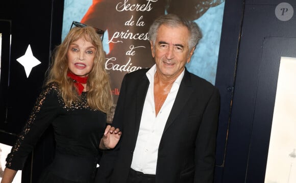 Heureusement elle est soutenue par son mari Bernard Henri Levy.
Bernard-Henri Lévy (BHL) et sa femme Arielle Dombasle - Avant-première du film "Les Secrets de la princesse de Cadignan" au Silencio des Prés à Paris le 21 juin 2023. © Coadic Guirec/Bestimage