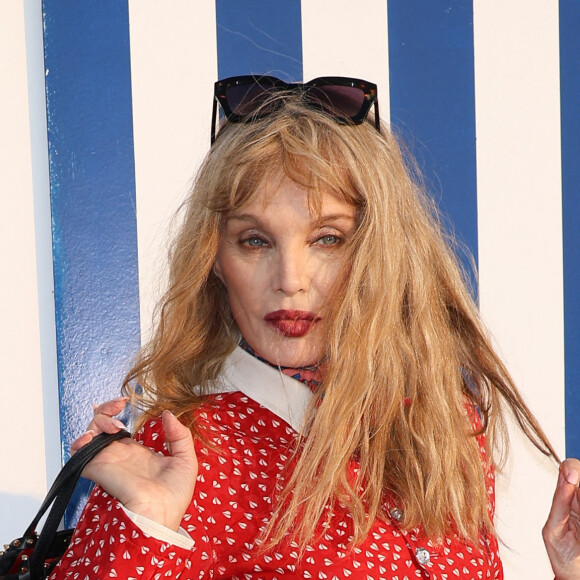 Arielle Dombasle - Photocall du 37ème festival du film de Cabourg - Journées romantiques le 15 juin 2023. © Coadic Guirec / Bestimage 