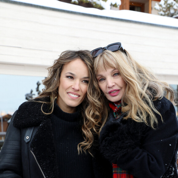 Et elle n'hésite pas à se moquer d'elle-même dans les films où elle apparaît.
Elodie Fontan, Arielle Dombasle lors du photocall du film "Alibi.com 2" lors de la 26ème édition du festival international de comédie de l'Alpe d'Huez, à Huez, France, le 17 janvier 2023. © Dominique Jacovides/Bestimage 