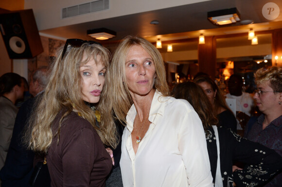 Exclusif - Arielle Dombasle, Sandrine Kiberlain - 2ème édition du prix Méduse à l'hôtel Grand Amour à Paris le 31 aout 2023. Avec son roman La Colère et l'Envie (éditions Héloïse d'Ormesson), A. Renard a remporté cette deuxième édition, première récompense de la rentrée littéraire 2023. © Rachid Bellak/Bestimage 