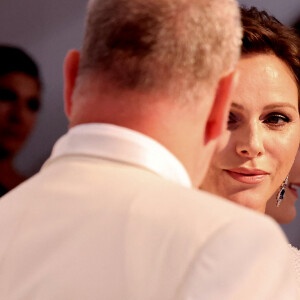 Charlene a ajouté quelques mots
Le prince Albert II de Monaco et la princesse Charlène de Monaco lors du 74ème Gala de la Croix-Rouge Monégasque, qui se tient dans la mythique Salle des Etoiles du Sporting Monte-Carlo à Monaco. Cette année l'ambassadeur du gala n'est autre que la rock star internationale Robbie Wiliams. En cette occasion Robbie Williams a donné un concert exclusif à la Salle des Etoiles. Monaco, le 29 juillet 2023. © Dominique Jacovides/Bestimage