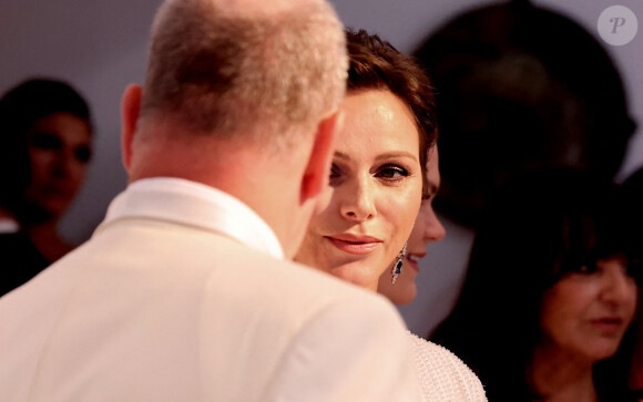 Charlene a ajouté quelques mots
Le prince Albert II de Monaco et la princesse Charlène de Monaco lors du 74ème Gala de la Croix-Rouge Monégasque, qui se tient dans la mythique Salle des Etoiles du Sporting Monte-Carlo à Monaco. Cette année l'ambassadeur du gala n'est autre que la rock star internationale Robbie Wiliams. En cette occasion Robbie Williams a donné un concert exclusif à la Salle des Etoiles. Monaco, le 29 juillet 2023. © Dominique Jacovides/Bestimage