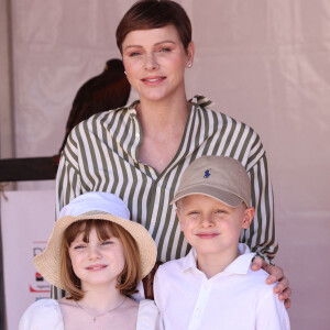 Ils sont apparus souriants et complices
La princesse Charlene de Monaco, Le prince Jacques de Monaco, marquis des Baux, La princesse Gabriella de Monaco, comtesse de Carladès - Le prince Albert II de Monaco parcourt la 4ème rencontre des sites historiques Grimaldi sur la place du palais Princier à Monaco le 10 juin 2023. © Sebastien Botella / Nice Matin / Bestimage 