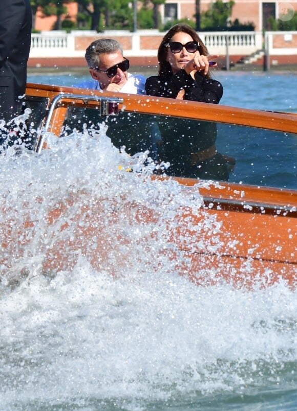 Le couple est complètement sous le charme de Venise
L'ancien président français Nicolas Sarkozy et sa femme Carla Bruni-Sarkozy arrivent à l'aéroport de Venise-Marco Polo et prennent un bateau-taxi lors du 80ème festival international du film de Venise, La Mostra, à Venise, Italie, le 2 septembre 2023. 