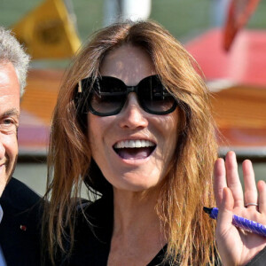 L'ancien président français Nicolas Sarkozy et sa femme Carla Bruni-Sarkozy arrivent à l'aéroport de Venise-Marco Polo et prennent un bateau-taxi lors du 80ème festival international du film de Venise, La Mostra, à Venise, Italie, le 2 septembre 2023. © ANSA/ZUMA Press/Bestimage 