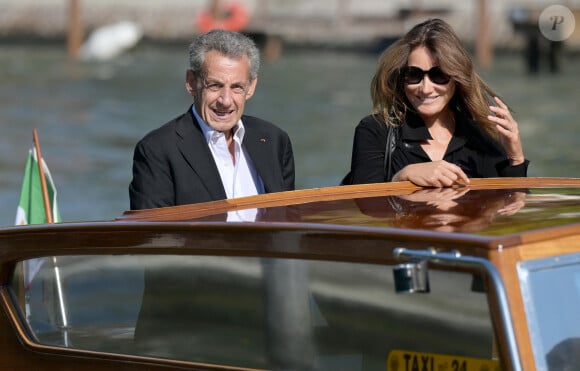 L'ancien président français Nicolas Sarkozy et sa femme Carla Bruni-Sarkozy arrivent à l'aéroport de Venise-Marco Polo et prennent un bateau-taxi lors du 80ème festival international du film de Venise, La Mostra, à Venise, Italie, le 2 septembre 2023. © ANSA/ZUMA Press/Bestimage 