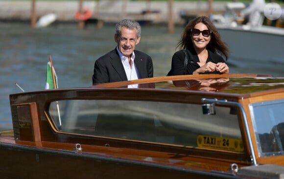 Pour se rendre à la Mostra, le couple a pris un fameux bateau-taxi
L'ancien président français Nicolas Sarkozy et sa femme Carla Bruni-Sarkozy arrivent à l'aéroport de Venise-Marco Polo et prennent un bateau-taxi lors du 80ème festival international du film de Venise, La Mostra, à Venise, Italie, le 2 septembre 2023. © ANSA/ZUMA Press/Bestimage 