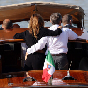 Un cadre propice à un rapprochement physique...
L'ancien président français Nicolas Sarkozy et sa femme Carla Bruni-Sarkozy arrivent à l'aéroport de Venise-Marco Polo et prennent un bateau-taxi lors du 80ème festival international du film de Venise, La Mostra, à Venise, Italie, le 2 septembre 2023. 