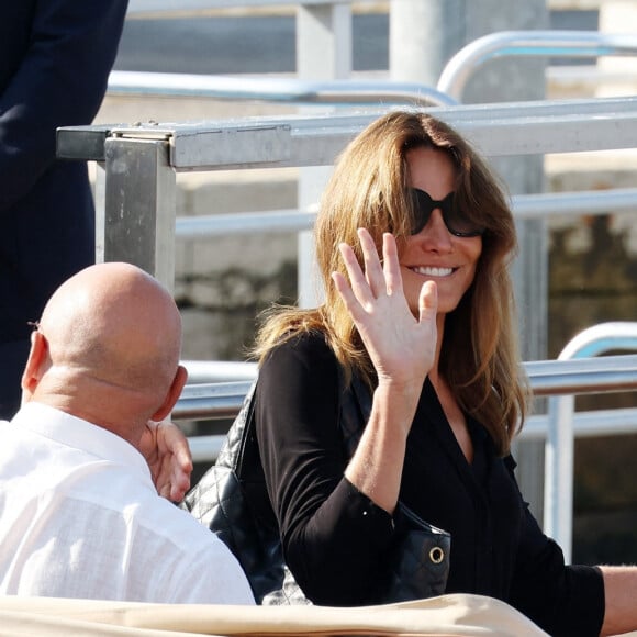 L'ancien président français Nicolas Sarkozy et sa femme Carla Bruni-Sarkozy arrivent à l'aéroport de Venise-Marco Polo et prennent un bateau-taxi lors du 80ème festival international du film de Venise, La Mostra, à Venise, Italie, le 2 septembre 2023.