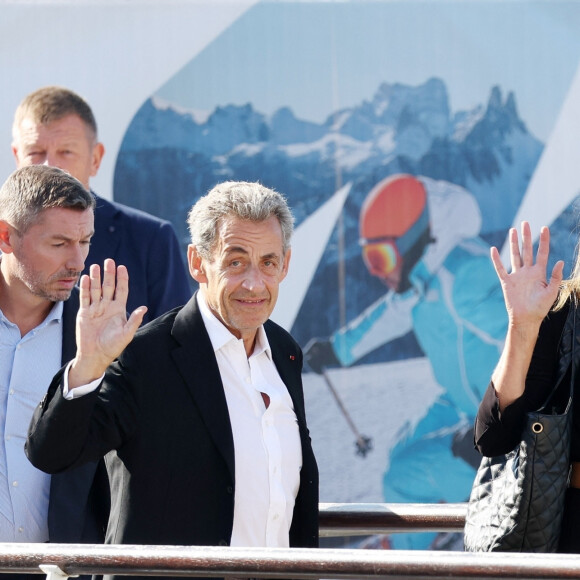 L'ancien président français Nicolas Sarkozy et sa femme Carla Bruni-Sarkozy arrivent à l'aéroport de Venise-Marco Polo et prennent un bateau-taxi lors du 80ème festival international du film de Venise, La Mostra, à Venise, Italie, le 2 septembre 2023. 