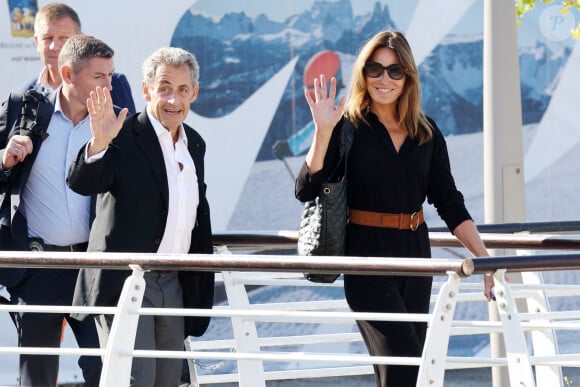 L'ancien président français Nicolas Sarkozy et sa femme Carla Bruni-Sarkozy arrivent à l'aéroport de Venise-Marco Polo et prennent un bateau-taxi lors du 80ème festival international du film de Venise, La Mostra, à Venise, Italie, le 2 septembre 2023.  Former French President Nicolas Sarkozy and his wife Carla Bruni-Sarkozy arrive at Venice-