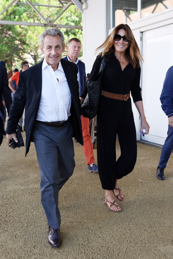 L'ancien président français Nicolas Sarkozy et sa femme Carla Bruni-Sarkozy arrivent à l'aéroport de Venise-Marco Polo et prennent un bateau-taxi lors du 80ème festival international du film de Venise, La Mostra, à Venise, Italie, le 2 septembre 2023. 