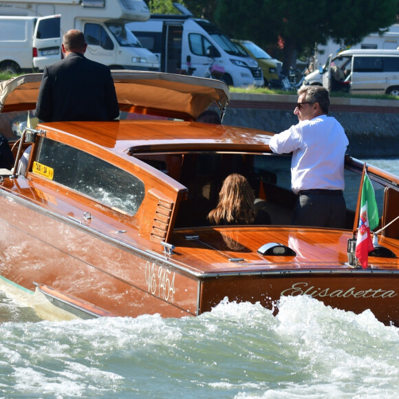 L'ancien président français Nicolas Sarkozy et sa femme Carla Bruni-Sarkozy arrivent à l'aéroport de Venise-Marco Polo et prennent un bateau-taxi lors du 80ème festival international du film de Venise, La Mostra, à Venise, Italie, le 2 septembre 2023. 