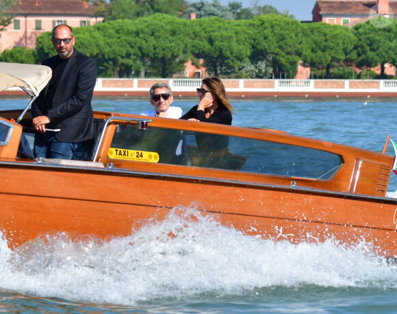 L'ancien président français Nicolas Sarkozy et sa femme Carla Bruni-Sarkozy arrivent à l'aéroport de Venise-Marco Polo et prennent un bateau-taxi lors du 80ème festival international du film de Venise, La Mostra, à Venise, Italie, le 2 septembre 2023. 